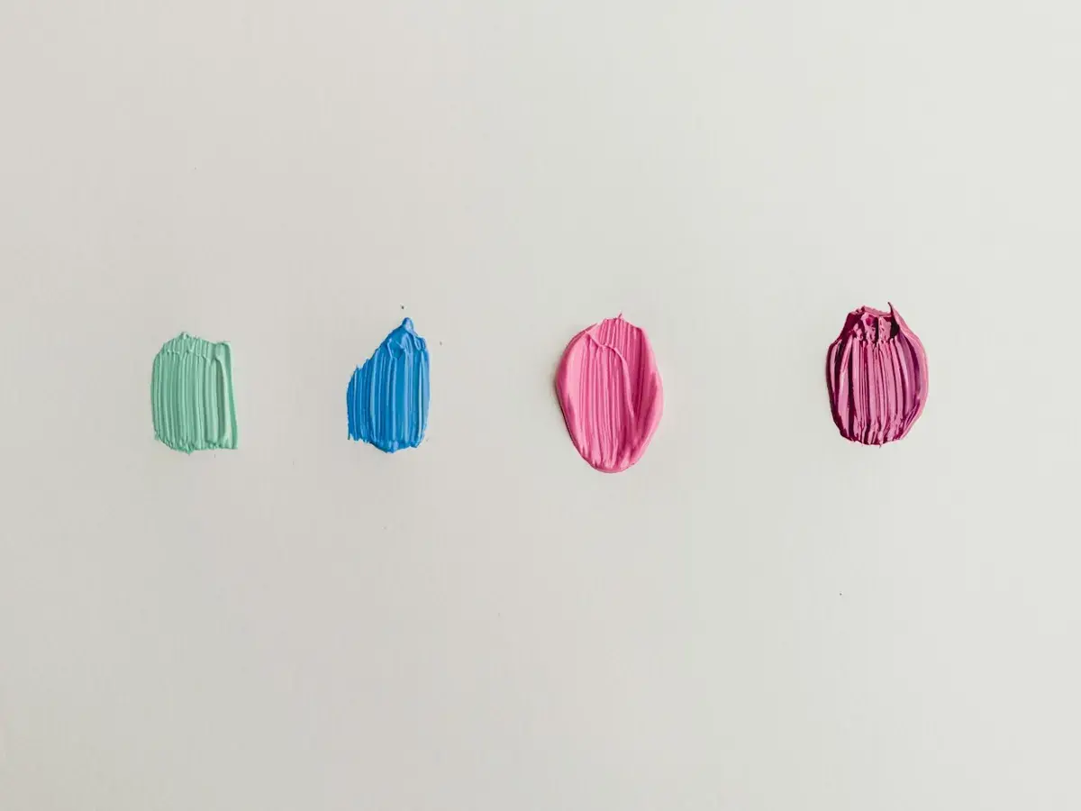 Vier Farbproben in Grün, Blau, Rosa und Beere auf weißem Grund