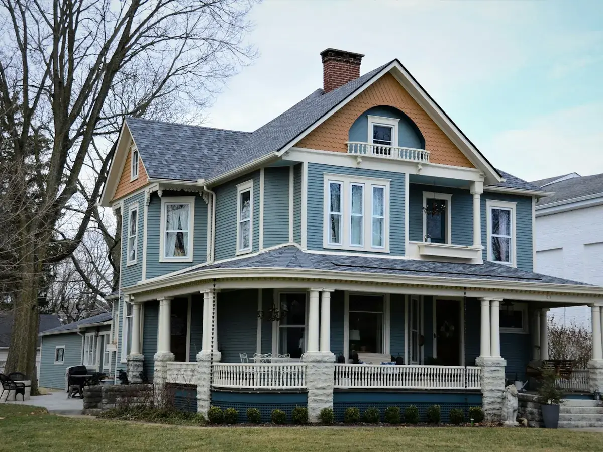 Frisch gestrichenes Haus mit blauer Fassade und Veranda