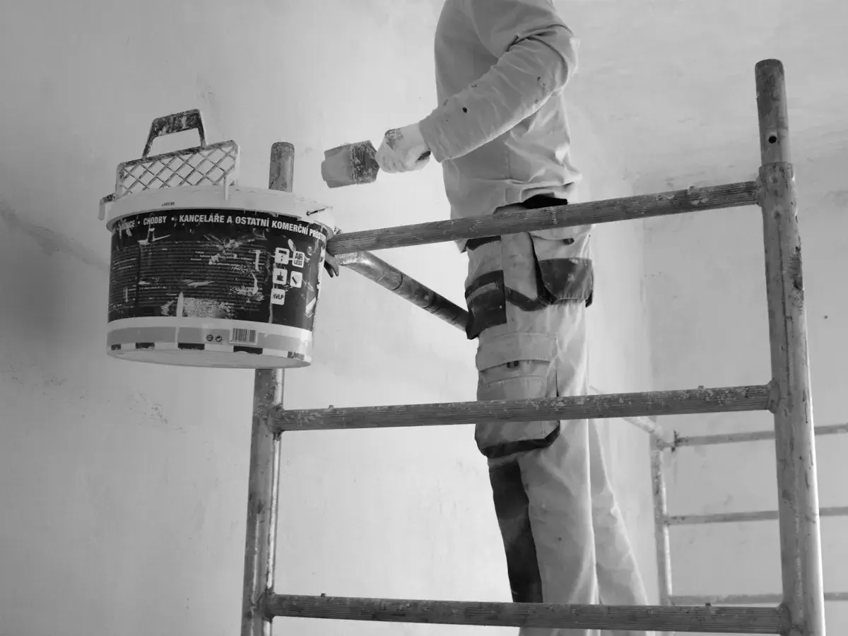 Handwerker verputzt eine Wand auf einem Gerüst