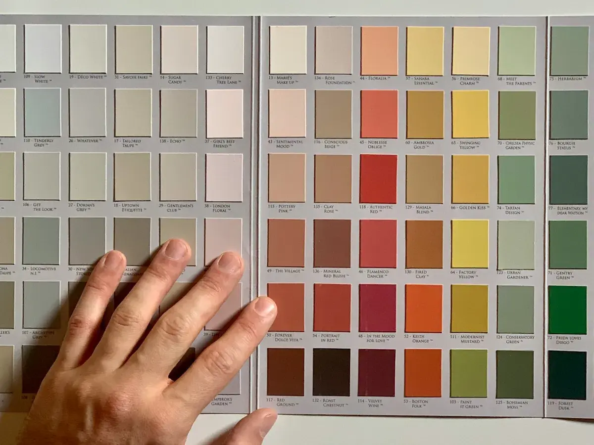 Farbfächer zur Auswahl von Farben und Tapeten für die Raumgestaltung